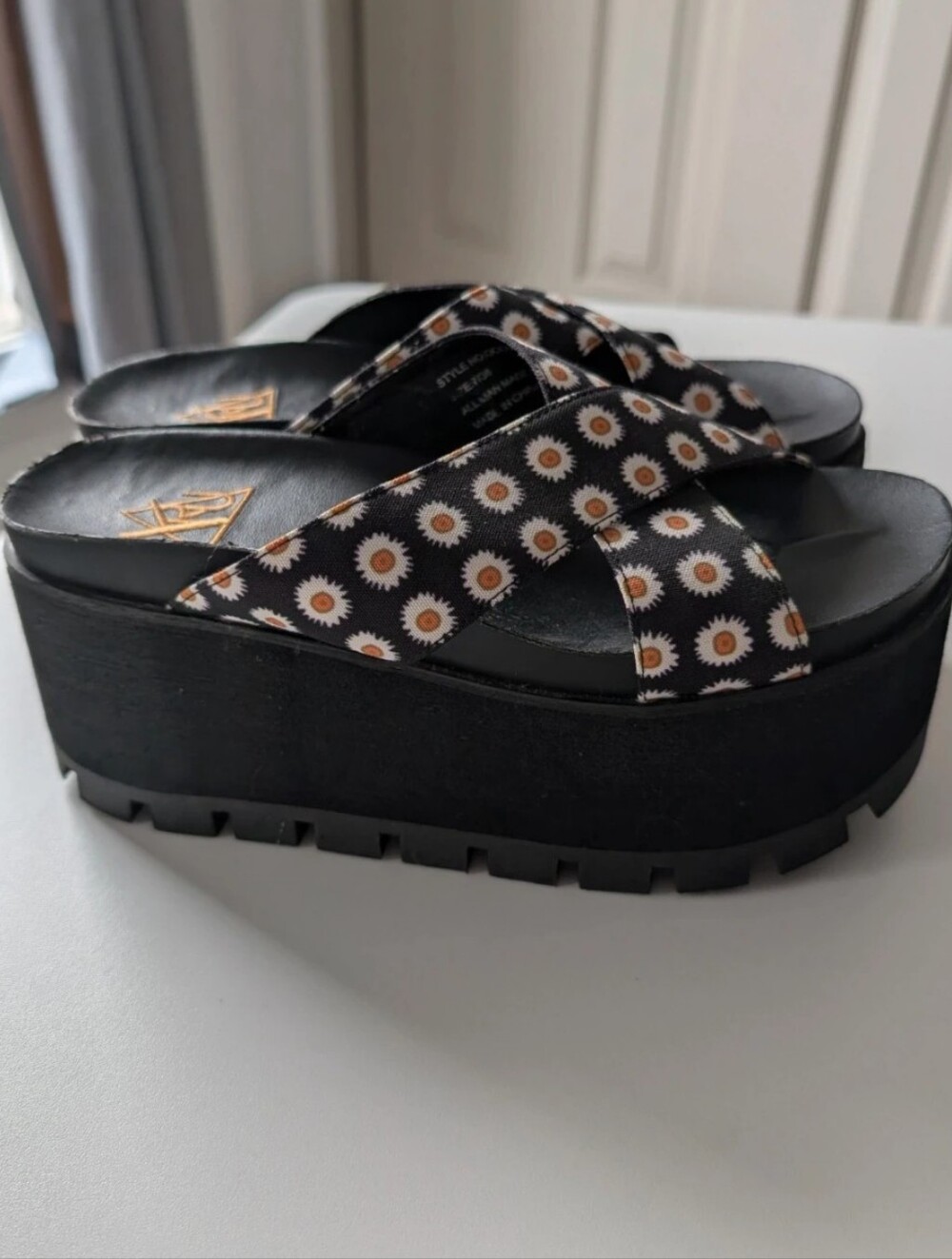 Vintage YRU y2k Platform Daisy-print Sandals, Sz. 7